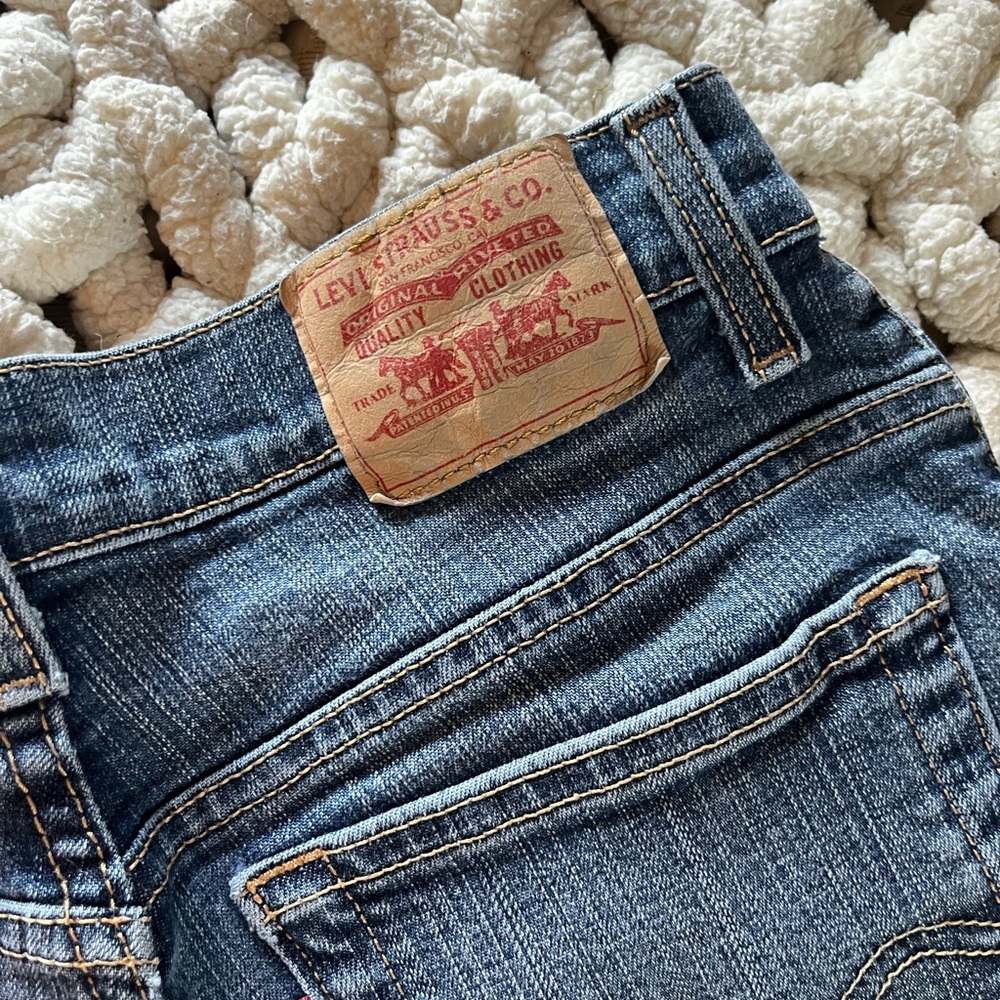 Levi's Straight Leg Jeans in Dark Blue Denim with Tan Patch